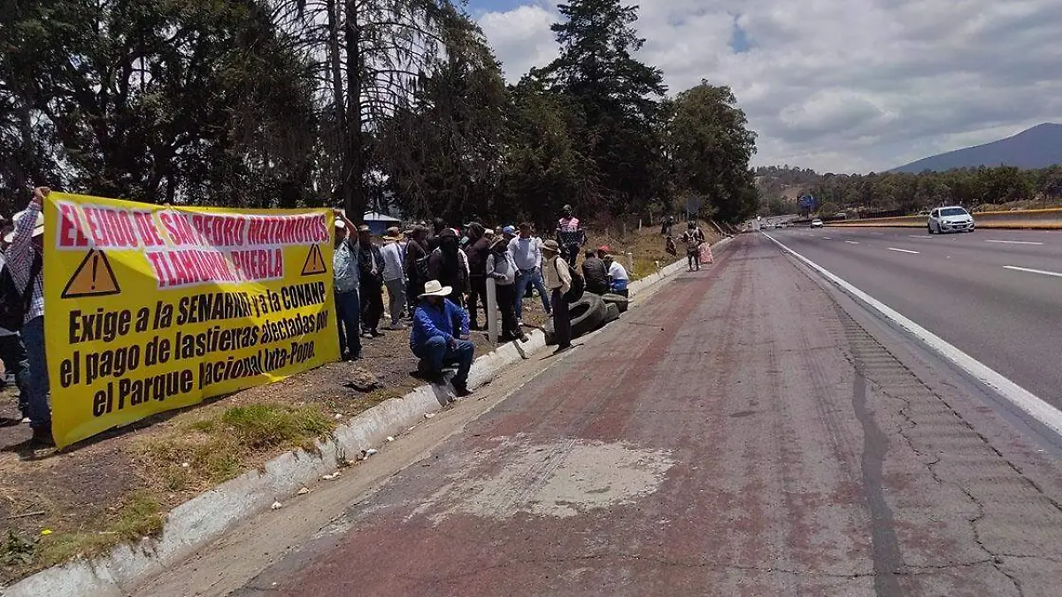 Pobladores de San Juan Cuauhtémoc, San Martinito, San Pedro Matamoros e Ignacio López Rayón se congregaron sobre la autopista México-Puebla